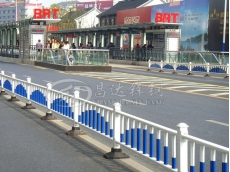 鋅鋼梅花管公路護(hù)欄 